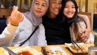 Tak hanya dengan rekan politiknya, ada juga keseruan Niluh Djelantik saat makan bersama dengan kakak sepupunya. Mereka mampir ke sebuah restoran. Foto: Instagram @niluhdjelantik