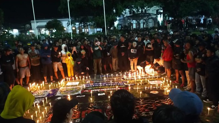 Nyala Lilin di Alun-alun Bogor Untuk Korban Tragedi Kanjuruhan (Muchamad Sholihin-detikcom)