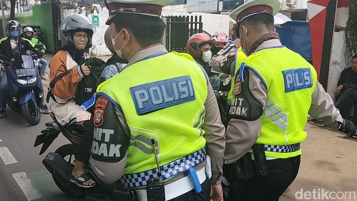 Polisi menindak pengendara dalam Operasi Zebra Jaya 2022 di Jakarta Pusat