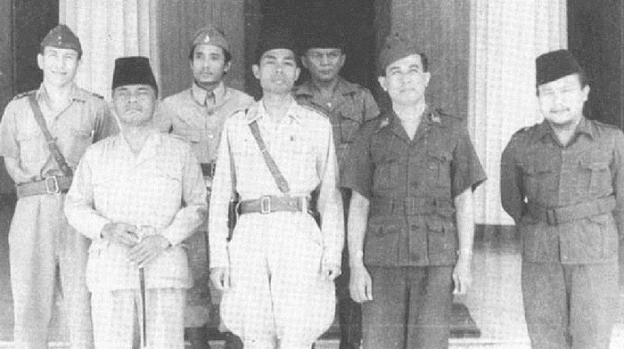 Panglima Besar Sudirman dan Kepala Staf TKR Oerip Soemohardjo (memegang tongkat)
