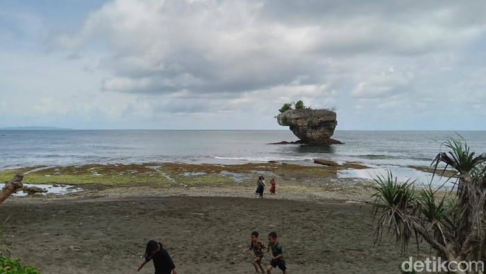 Pantai Madasari Pangandaran.