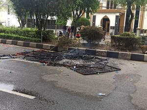 Rektor UIN Ar-raniry Ganti Rugi Papan Bunga yang Dibakar Mahasiswa