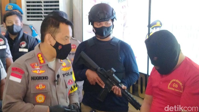 Pelaku Anto saat ditanyai oleh Kapolresta Barelang Kombes Nugroho Tri Nuryanto usai konferensi pers pengungkapan 49 ribu pil ekstasi di Mapolresta Barelang.