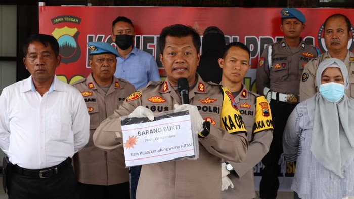 Kapolres Temanggung AKBP Agus Puryadi menunjukkan barang bukti yang diamankan.