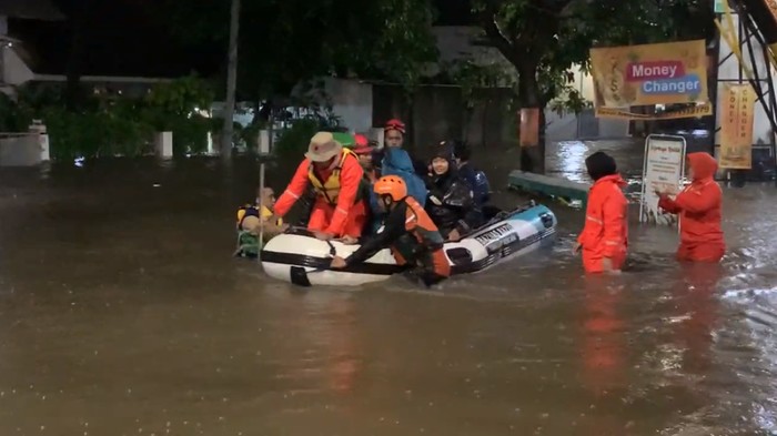 Penampakan Banjir Rendam Pondok Karya Mampang