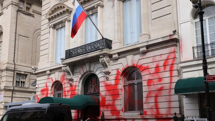 Penampakan Kantor Konsulat Rusia di New York Jadi Sasaran Vandalisme Red paint is seen on the building of the Consulate General of the Russian Federation after it was vandalized, in Manhattan, New York City, U.S., September 30, 2022. REUTERS/Andrew Kelly