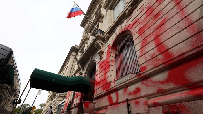 Penampakan Kantor Konsulat Rusia di New York Jadi Sasaran Vandalisme Red paint is seen on the building of the Consulate General of the Russian Federation after it was vandalized, in Manhattan, New York City, U.S., September 30, 2022. REUTERS/Andrew Kelly