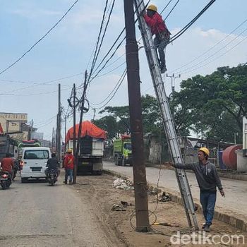 Pencabutan tiang-tiang tengah Jl Raya Perancis, Kabupaten Tangerang, 3 Oktober 2022. (Dok DBMSDA Kabupaten Tangerang)