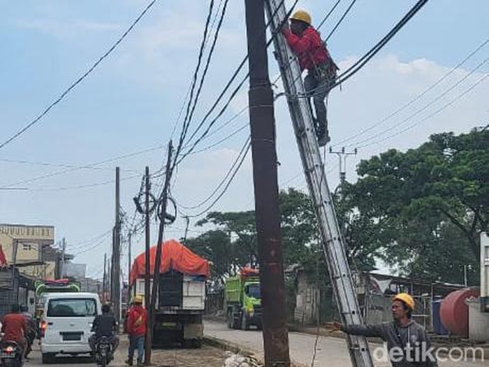 Pencabutan tiang-tiang tengah Jl Raya Perancis, Kabupaten Tangerang, 3 Oktober 2022. (Dok DBMSDA Kabupaten Tangerang)