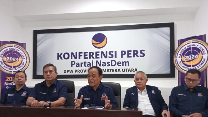 Pengurus NasDem Sumut saat konferensi pers di Medan