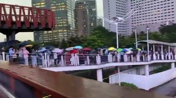 Penumpang TransJakarta antre di JPO Karet Sudirman