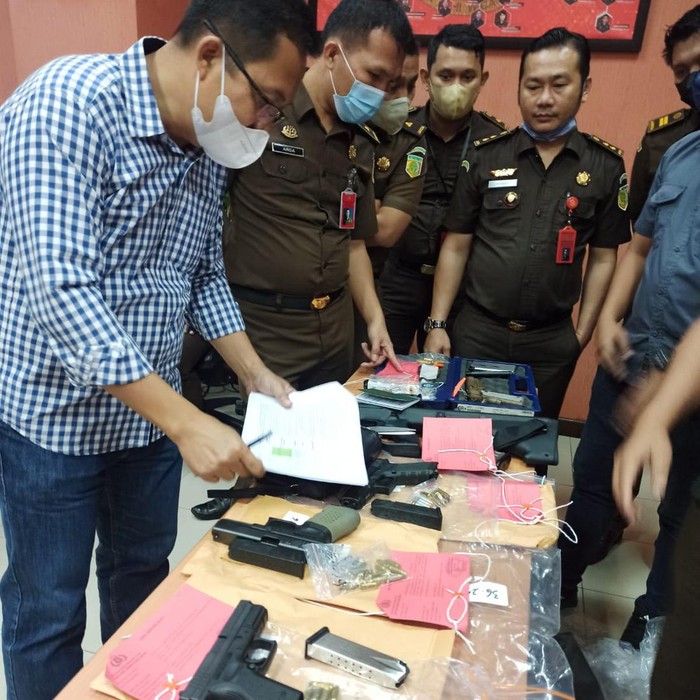 Penyerahan barang bukti kasus Ferdy Sambo. Penyerahan barang bukti kasus Ferdy Sambo.
