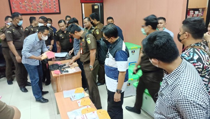 Penyerahan barang bukti kasus Ferdy Sambo. Penyerahan barang bukti kasus Ferdy Sambo.