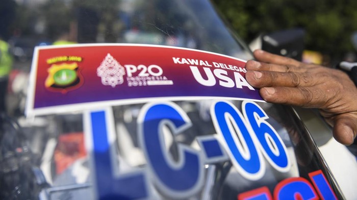 Personel kepolisian menempelkan stiker pengawalan delegasi di kendaraan saat mengikuti apel gelar pasukan pengamanan The 8th G20 Parliamentary Speakers Summit (P20) di Mapolda Metro Jaya, Jakarta, Selasa (4/10/2022). Apel tersebut dalam rangka persiapan personel kepolisian dalam mengamankan agenda P20 pada 5-7 Oktober di Kompleks Parlemen Senayan, Jakarta. ANTARA FOTO/Hafidz Mubarak A/aww.