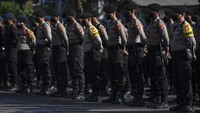 Petugas kepolisian mengikuti apel gelar pasukan pengamanan The 8th G20 Parliamentary Speakers Summit (P20) di Mapolda Metro Jaya, Jakarta, Selasa (4/10/2022).