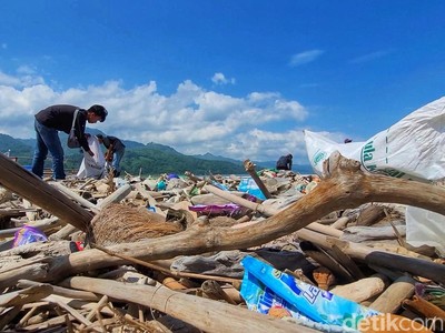 Pantai Loji: Dulu Tempat Surfing yang Indah, Kini Penuh Sampah