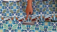 Batik Koja ini memiliki ciri khas motif yang berhubungan dengan kehidupan pesisir Jakarta Utara.