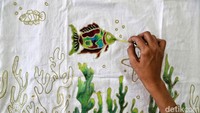 Ciri khasnya adalah seperti motif habitat laut, kapal, pantai, stadion JIS, rumah pitung dan lainnya.
