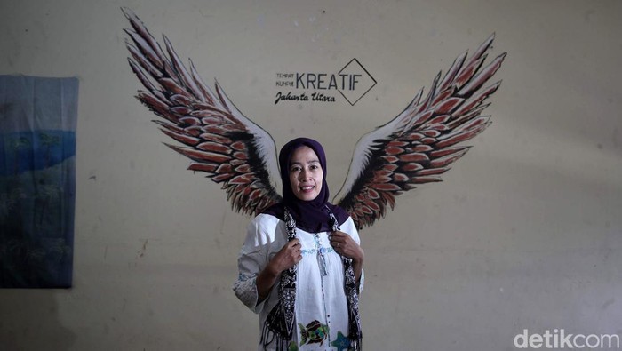 Kini Koja juga menjadi salah satu daerah penghasil batik di Jakarta. Batik Koja didirikan oleh Amim dan Siti pada 2019 silam.