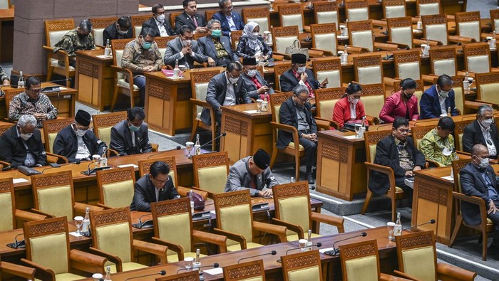 Ketua DPR Puan Maharani (kedua kanan), bersama Wakil Ketua DPR Rachmat Gobel (kiri), Lodewijk Freidrich Paulus (kedua kiri), dan Sufmi Dasco Ahmad (kanan) mengenakan pita hitam bertuliskan DK di lengan saat memimpin rapat Paripurna DPR Ke-8 Masa Persidangan I Tahun Sidang 2022-2023 di Kompleks Parlemen, Senayan, Jakarta, Selasa (4/10/2022). Dalam Rapat Paripurna tersebut DPR mengesahkan sembilan Calon Anggota Komnas HAM RI Periode 2022-2027, dan memutuskan mencabut persetujuan Sudrajad Dimyati sebagai Hakim Agung setelah ditetapkan sebagai tersangka, serta menerima Ikhtisar Hasil Pemeriksaan Semester (IHPS) I Tahun 2022 beserta Laporan Hasil Pemeriksaan (LHP) Semester I Tahun 2022 oleh BPK dan mendengarkan pidato Ketua DPR pada penutupan masa persidangan I tahun sidang 2022-2023. ANTARA FOTO/Galih Pradipta/aww.