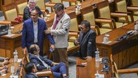 Sejumlah anggota Dewan mengenakan pita hitam di lengan yang bertuliskan DK atau Duka Kanjuruhan serta mengheningkan cipta atas tragedi Kanjuruhan di Malang, Jawa Timur sebelum memulai rapat Paripurna.