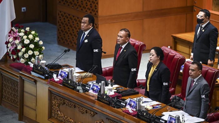 Ketua DPR Puan Maharani (kedua kanan), bersama Wakil Ketua DPR Rachmat Gobel (kiri), Lodewijk Freidrich Paulus (kedua kiri), dan Sufmi Dasco Ahmad (kanan) mengenakan pita hitam bertuliskan DK di lengan saat memimpin rapat Paripurna DPR Ke-8 Masa Persidangan I Tahun Sidang 2022-2023 di Kompleks Parlemen, Senayan, Jakarta, Selasa (4/10/2022). Dalam Rapat Paripurna tersebut DPR mengesahkan sembilan Calon Anggota Komnas HAM RI Periode 2022-2027, dan memutuskan mencabut persetujuan Sudrajad Dimyati sebagai Hakim Agung setelah ditetapkan sebagai tersangka, serta menerima Ikhtisar Hasil Pemeriksaan Semester (IHPS) I Tahun 2022 beserta Laporan Hasil Pemeriksaan (LHP) Semester I Tahun 2022 oleh BPK dan mendengarkan pidato Ketua DPR pada penutupan masa persidangan I tahun sidang 2022-2023. ANTARA FOTO/Galih Pradipta/aww.