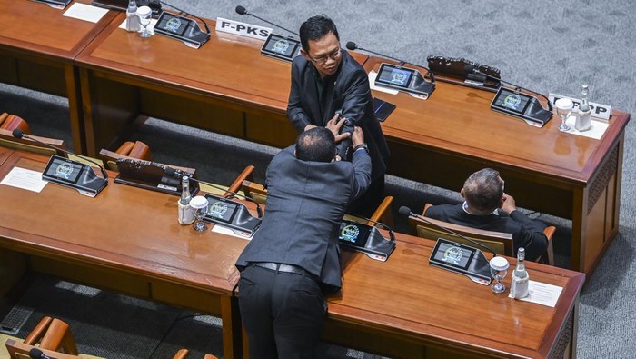 Pita Hitam di Paripurna DPR, Duka untuk Tragedi Kanjuruhan Ketua DPR Puan Maharani (kedua kanan), bersama Wakil Ketua DPR Rachmat Gobel (kiri), Lodewijk Freidrich Paulus (kedua kiri), dan Sufmi Dasco Ahmad (kanan) mengenakan pita hitam bertuliskan DK di lengan saat memimpin rapat Paripurna DPR Ke-8 Masa Persidangan I Tahun Sidang 2022-2023 di Kompleks Parlemen, Senayan, Jakarta, Selasa (4/10/2022). Dalam Rapat Paripurna tersebut DPR mengesahkan sembilan Calon Anggota Komnas HAM RI Periode 2022-2027, dan memutuskan mencabut persetujuan Sudrajad Dimyati sebagai Hakim Agung setelah ditetapkan sebagai tersangka, serta menerima Ikhtisar Hasil Pemeriksaan Semester (IHPS) I Tahun 2022 beserta Laporan Hasil Pemeriksaan (LHP) Semester I Tahun 2022 oleh BPK dan mendengarkan pidato Ketua DPR pada penutupan masa persidangan I tahun sidang 2022-2023. ANTARA FOTO/Galih Pradipta/aww.
