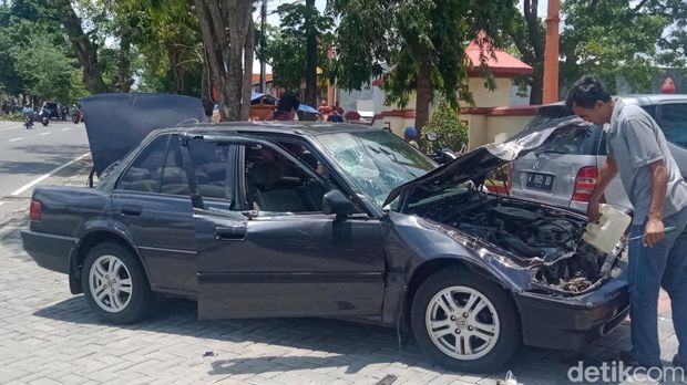 Mobil rusak tertimpa phon tumbang di Klaten.