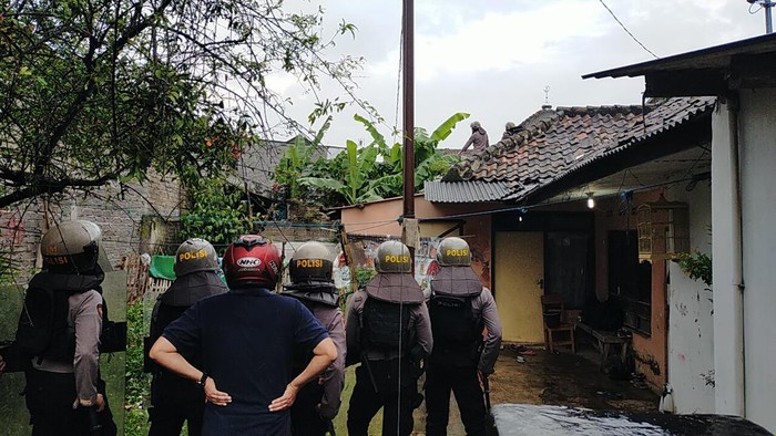 Polisi epung rumah pria bawa sajam