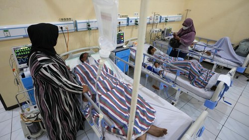 Keluarga mendampingi korban yang selamat dari tragedi Kanjuruhan. Mereka dirawat di sebuah rumah sakit di Malang, Jawa Timur, Indonesia, Senin (3/10/2022).