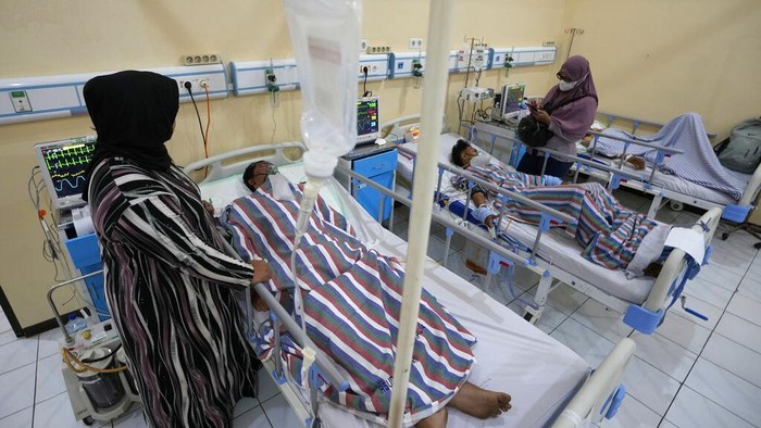 Keluarga mendampingi korban yang selamat dari tragedi Kanjuruhan. Mereka dirawat di sebuah rumah sakit di Malang, Jawa Timur, Indonesia, Senin (3/10/2022).