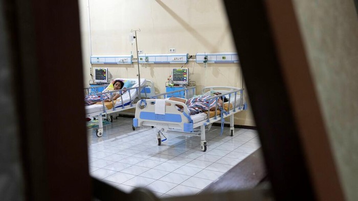 Keluarga mendampingi korban yang selamat dari tragedi Kanjuruhan. Mereka dirawat di sebuah rumah sakit di Malang, Jawa Timur, Indonesia, Senin (3/10/2022).