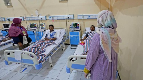 Keluarga mendampingi korban yang selamat dari tragedi Kanjuruhan. Mereka dirawat di sebuah rumah sakit di Malang, Jawa Timur, Indonesia, Senin (3/10/2022).