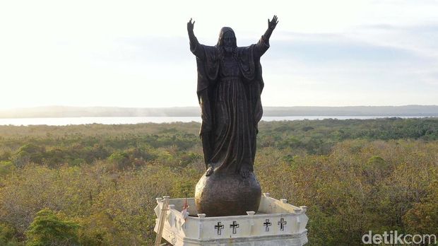 Di Desa Olilit Timur, Kecamatan Tanimbar Selatan, Kabupaten Kepulauan Tanimbar, Maluku, terdapat wisata religius yaitu momumen Kristus Raja. Yuk kita lihat.