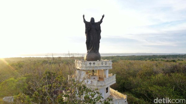 Monumen Kristus Raja berdiri di lahan dengan luas sekitar empat hektar. Patung ini menghadap langsung ke Laut Arafuru dan menyambut setiap orang yang datang ke Saumlaki.