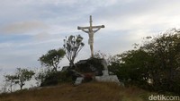 Dikawasan monumen ini juga terdapat patung Yesus saat disalib dengan ketinggian 10 meter.