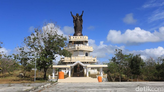 Di Desa Olilit Timur, Kecamatan Tanimbar Selatan, Kabupaten Kepulauan Tanimbar, Maluku, terdapat wisata religius yaitu momumen Kristus Raja. Yuk kita lihat.