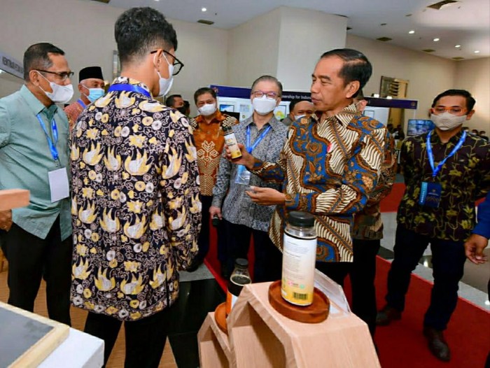 Presiden Joko Widodo mengunjungi booth UMKM/dok Sinarmas