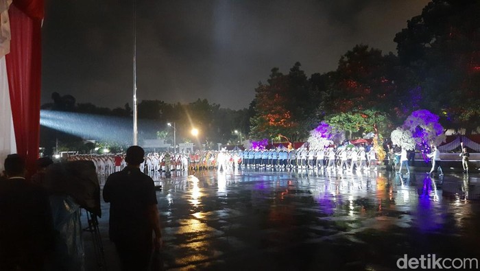Presiden Jokowi memimpin Upacara Parade Surya Senja dan penurunan bendera Merah Putih di Kementerian Pertahanan. Upacara tetap digelar di tengah gerimis hujan. (Kanavino AR/detikcom)