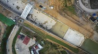 Foto udara pengerjaan proyek Bendungan Sepaku Semoi, Kabupaten Penajam Paser Utara, Kalimantan Timur, Selasa (4/10/2022).   
