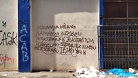 Duka suporter memang bisa hilang, tapi bukan untuk duka seorang ibu yang kehilangan anaknya selamanya. Tak sedikit anak-anak dan remaja yang menjemput maut saat Tragedi Kanjuruhan (Foto: Deny Prastyo Utomo/detikJatim)