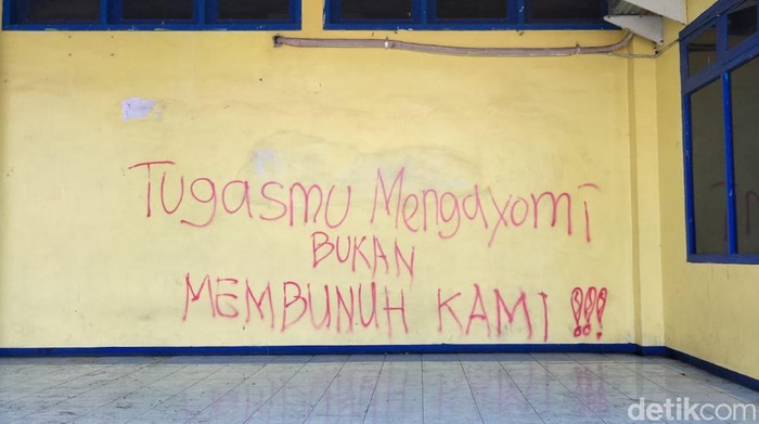 Protes dan cacian di tembok Stadion Kanjuruhan, Malang Protes dan cacian di tembok Stadion Kanjuruhan, Malang