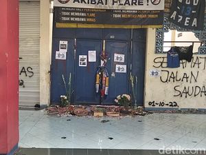 Makna Terpendam Coretan Duka Penuhi Tembok di Stadion Kanjuruhan: Polisi Jahat!