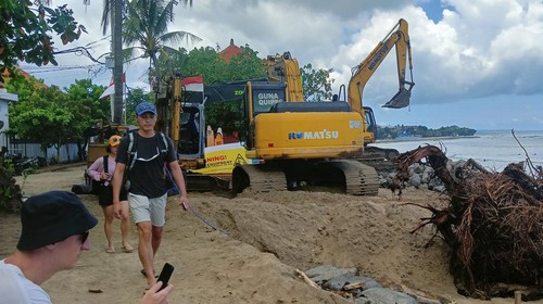 Proyek penataan Samigita yang sedang berlangsung di Pantai Kuta
