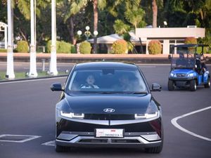 Puan Maharani Jajal Hyundai Ioniq 5 Keliling Gedung DPR-MPR