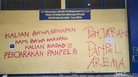 Suporter menuntut keadilan. Mereka menuntut panitia pelaksana (panpel) dan aparat yang menembakan gas air mata (Foto: Deny Prastyo Utomo/detikJatim).