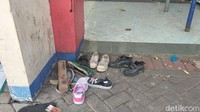Sepatu milik para korban Tragedi Kanjuruhan yang masih berserakan di stadion (Foto: Deny Prastyo Utomo/detikJatim)