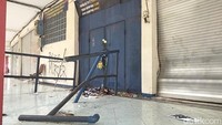 Penampakan gate lainnya di Stadion Kanjuruhan yang kini terkunci. Foto: Deny Prastyo Utomo/detikJatim
