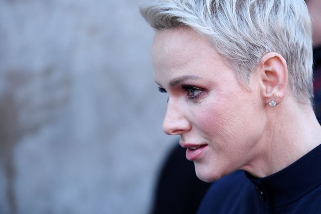 Putri Charlene dikabarkan terkena penyakit misterius hingga disebut ingin cerai dari Raja Albert karena dirinya menghilang. Wanita 44 tahun itu disebut hampir tewas setelah melakukan berbagai operasi dan membuatnya kehilangan banyak berat badannya. Karena penyakit yang disembunyikan dari publik, kerajaan pun sempat mendapatkan kritikan. Narasi pihak kerajaan seolah-olah Putri Charlene membutuhkan ketenangan jiwa.  Foto: Getty Images