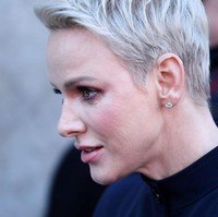 Putri Charlene dikabarkan terkena penyakit misterius hingga disebut ingin cerai dari Raja Albert karena dirinya menghilang. Wanita 44 tahun itu disebut hampir tewas setelah melakukan berbagai operasi dan membuatnya kehilangan banyak berat badannya. Karena penyakit yang disembunyikan dari publik, kerajaan pun sempat mendapatkan kritikan. Narasi pihak kerajaan seolah-olah Putri Charlene membutuhkan ketenangan jiwa.  Foto: Getty Images